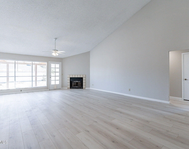 11926 N 78th Drive - Photo Thumbnail 9