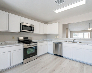 11926 N 78th Drive - Photo Thumbnail 5
