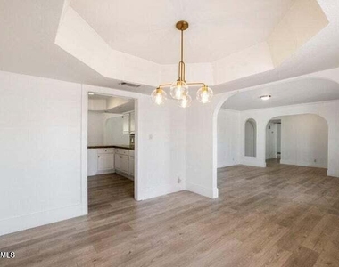 6828 E Ludlow Drive - Photo Thumbnail 10