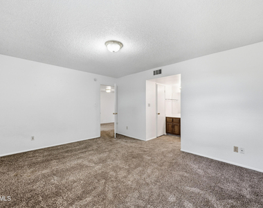 1927 E Hampton Avenue - Photo Thumbnail 11