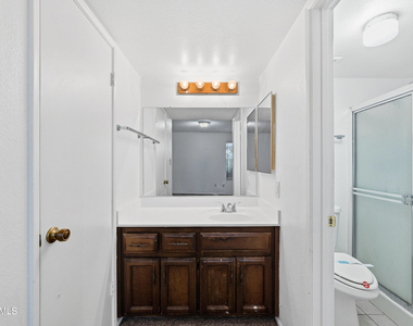 1927 E Hampton Avenue - Photo Thumbnail 12