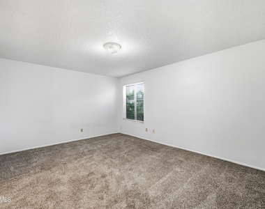 1927 E Hampton Avenue - Photo Thumbnail 10