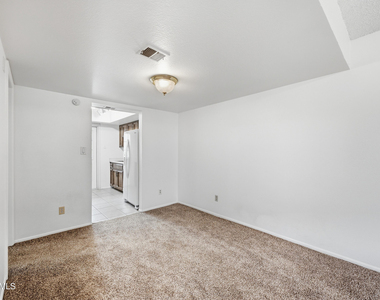 1927 E Hampton Avenue - Photo Thumbnail 5