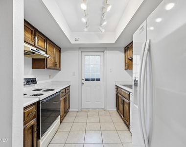 1927 E Hampton Avenue - Photo Thumbnail 7
