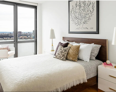 West 57th Street - Photo Thumbnail 3