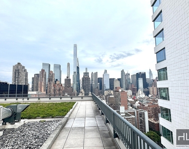 West 57th Street - Photo Thumbnail 5