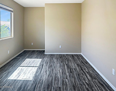 13410 W Watson Lane - Photo Thumbnail 2