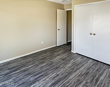 13410 W Watson Lane - Photo Thumbnail 16