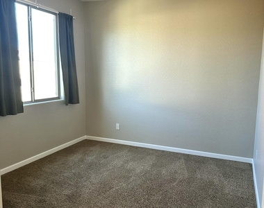 2660 E Chester Drive - Photo Thumbnail 10