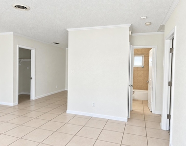 727 Nw 1st Avenue - Photo Thumbnail 3