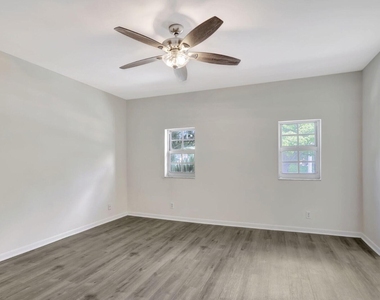 3056 Riverside Drive - Photo Thumbnail 12