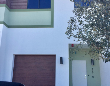 4510 Nw 8th Court - Photo Thumbnail 2