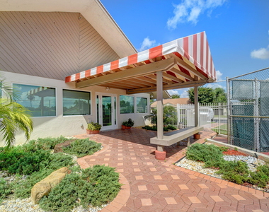 568 Sw 28th Avenue - Photo Thumbnail 3