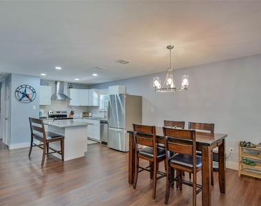 903 Comanche Cove Drive - Photo Thumbnail 3
