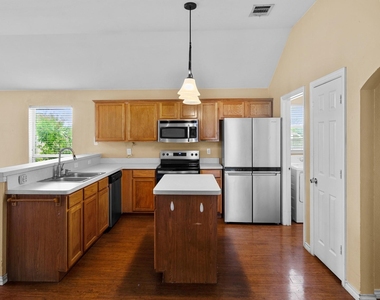 100 Lipan Street - Photo Thumbnail 7