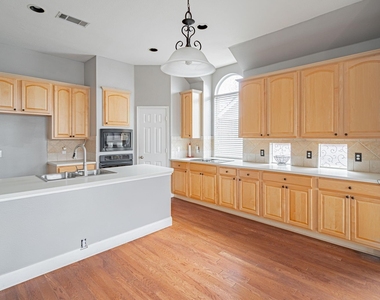 2450 Thorntree Drive - Photo Thumbnail 6