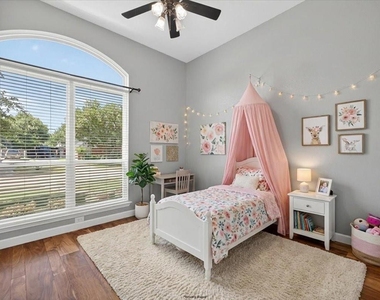 913 Chapel Drive - Photo Thumbnail 2