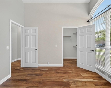 913 Chapel Drive - Photo Thumbnail 3