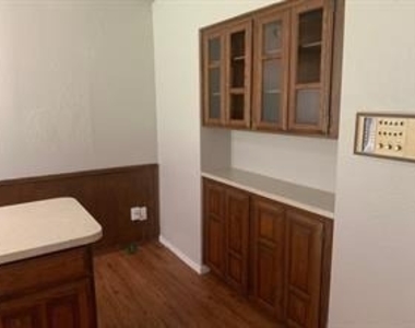 2518 Highgate Drive - Photo Thumbnail 7