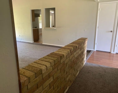 2518 Highgate Drive - Photo Thumbnail 3
