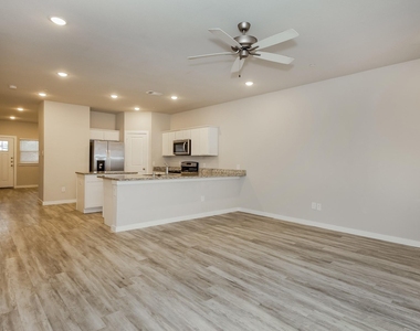 613 Sophia Way - Photo Thumbnail 4