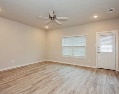 613 Sophia Way - Photo Thumbnail 3
