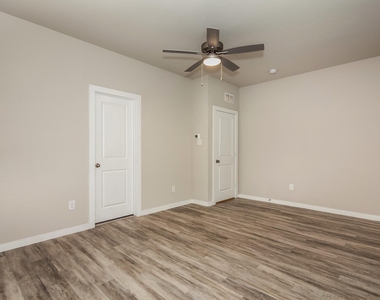 613 Sophia Way - Photo Thumbnail 7