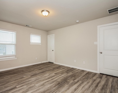 613 Sophia Way - Photo Thumbnail 9