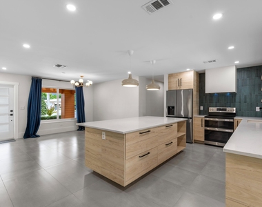 450 Ne 5th Circle - Photo Thumbnail 7