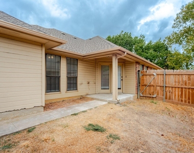 1609 W Jamestown Drive - Photo Thumbnail 16