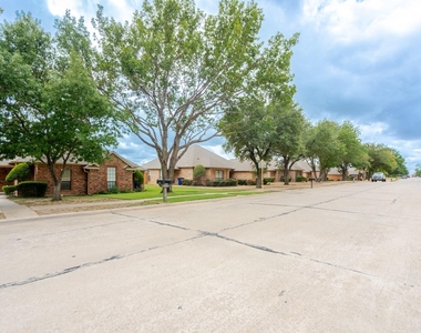 1609 W Jamestown Drive - Photo Thumbnail 19