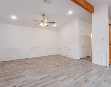 1609 W Jamestown Drive - Photo Thumbnail 7