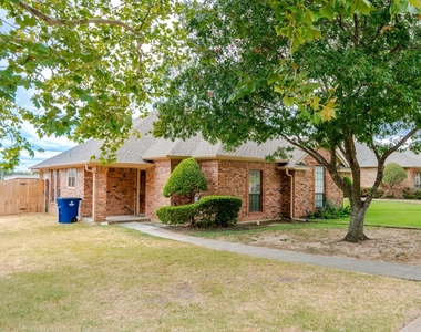 1609 W Jamestown Drive - Photo Thumbnail 18