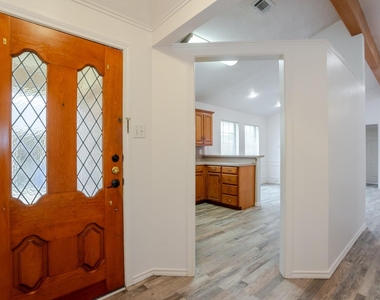1609 W Jamestown Drive - Photo Thumbnail 3