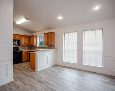 1609 W Jamestown Drive - Photo Thumbnail 4