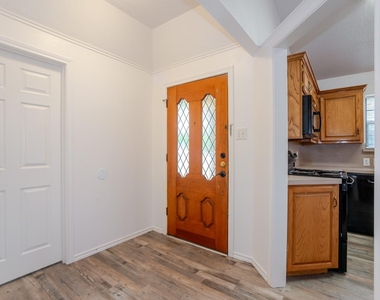 1609 W Jamestown Drive - Photo Thumbnail 6