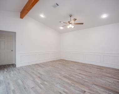 1609 W Jamestown Drive - Photo Thumbnail 9