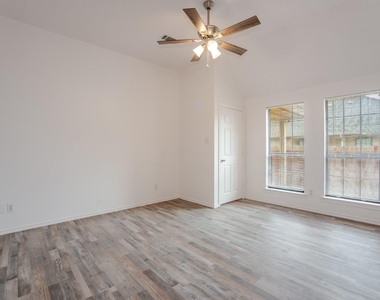 1609 W Jamestown Drive - Photo Thumbnail 12