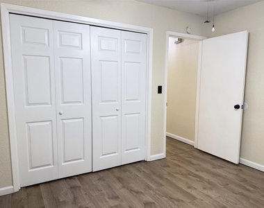 1905 Jasmine Street - Photo Thumbnail 24