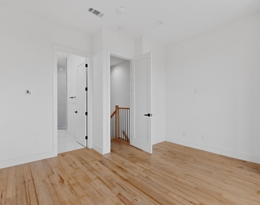 2080 Kelly Avenue - Photo Thumbnail 7