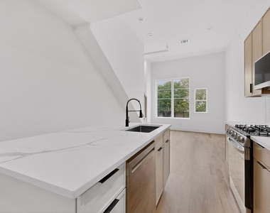 2080 Kelly Avenue - Photo Thumbnail 2