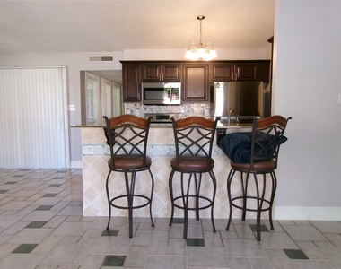 665 Stonewall Drive - Photo Thumbnail 2