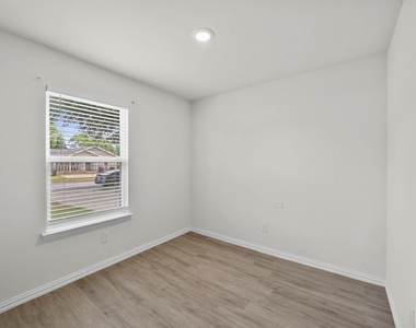 1317 Denver. Avenue - Photo Thumbnail 6