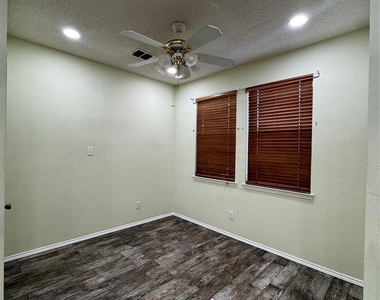 829 John Peter Way - Photo Thumbnail 4