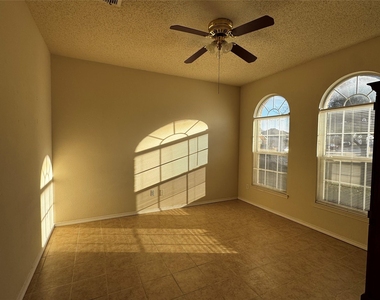 829 John Peter Way - Photo Thumbnail 2