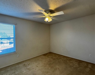 829 John Peter Way - Photo Thumbnail 12