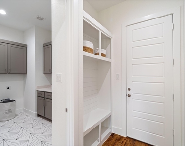 907 Saint George Place - Photo Thumbnail 15