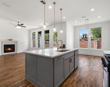 907 Saint George Place - Photo Thumbnail 8