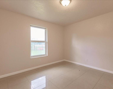 5201 Nw 17th Court - Photo Thumbnail 5