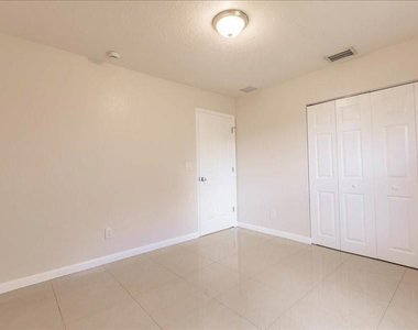 5201 Nw 17th Court - Photo Thumbnail 9
